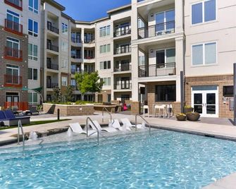 Centrally located in Uptown Charlotte. Walk to everything. Gym, Pool, Free Parking - Charlotte - Piscina