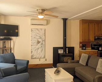 3 Bedroom 2 Bath Carriage House (Pet Friendly) - Bar Harbor - Living room
