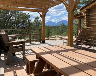 Rustic Oak Log Cabin in the Ponderosa Pines great for a quiet get away. - Trinidad - Balkon