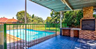 Grace Guesthouse And Tour, Your Home In South Africa And Southern Africa. - Kempton Park - Pool