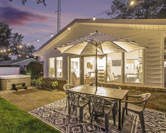 Family Fun House: Hot Tubping Pongnintendofire - Stevensville - Patio