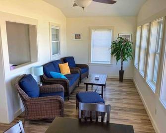 #11 Isle View - Fishing, Sunsets, Beaches, Golfing - Isle La Motte - Living room
