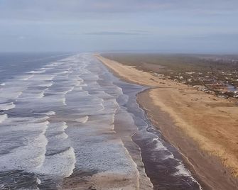 Steps Away from Long Beach Peninsula! Indoor Pool, Pets Allowed, Free Parking! - Лонг-Біч - Пляж