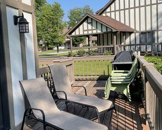 Beautiful fall colors! PknPk Canterbury Woods. Golf course views Sleeps 10 - Clymer - Patio