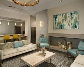Equipped King Studio with Pool + Basketball Court Access | Free Airport Shuttle - Doral - Living room