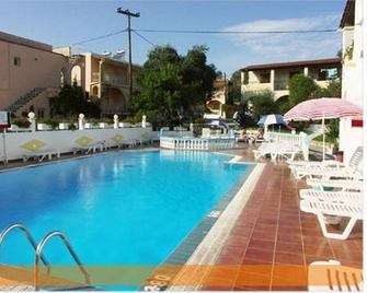 Leftis Romantica - Moraitika - Piscina