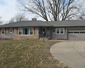 Sanctuary on Spruce; 3-bedroom house with room for everyone - Creston - Building