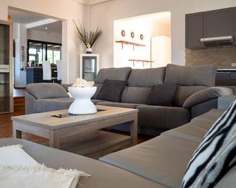 Vacation Villa 'Sosha - Carpe Mundi' with Mountain View, Private Pool and Wi-Fi - La Oliva - Sala de estar