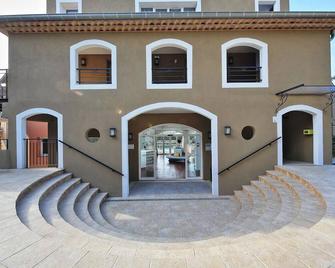 Scenic Riviera Gateway! Spacious Room w/ Kitchen and Living Space - Mougins - Budova