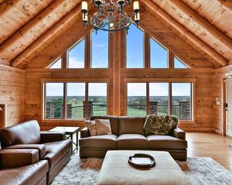 Hillside Cabin W/ Slps 20+ 11bd 3ba Fireplace & Hot Tub - Shelbyville - Huiskamer