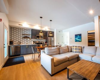 Basecamp Resorts Revelstoke - Revelstoke - Sala de estar