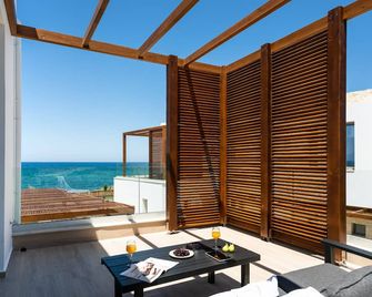 Lux Villa Nymphes Dioni, 30m from beach with Pool, BBQ and Play Area - Stavromenos - Balcony