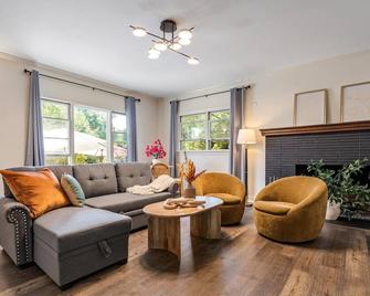 Cinnamon Bear Creekside Inn - Sonoma - Living room