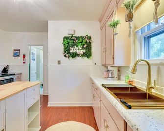 Themed New York Home ~ 2 Mi to Niagara Falls! - Niagara Falls - Kitchen