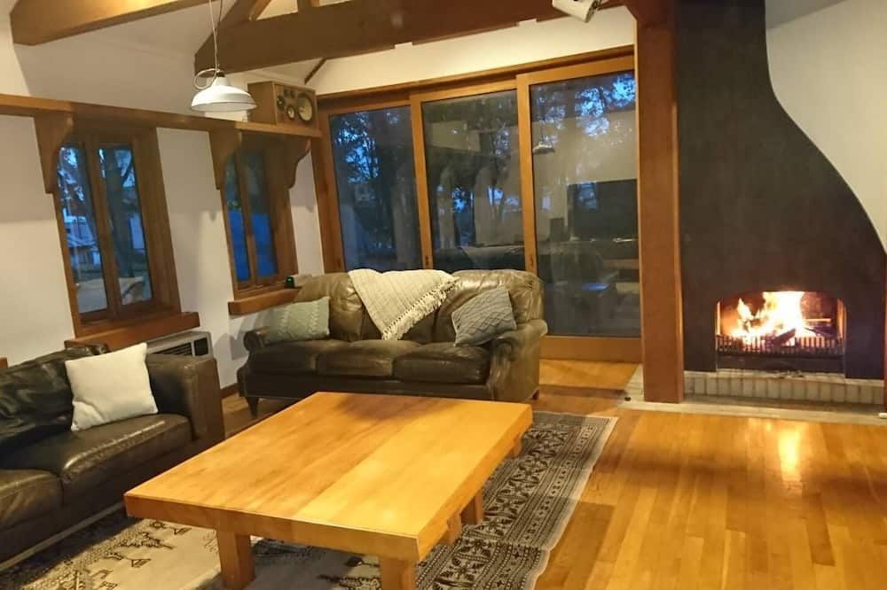 The Joint - האקובה - סלון