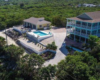 Breathtaking views, outstanding accommodation - Pool, Deck & Solar - Georgetown - Building