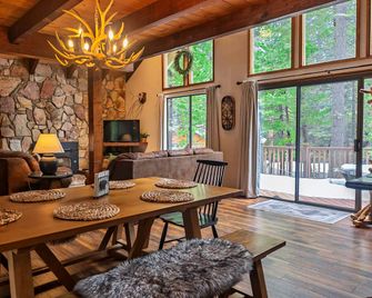 Pinecone Cottage in Dorrington, CA - Arnold - Comedor