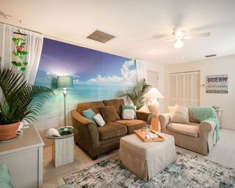 Charming Retreat in the Heart of Sarasota. See reviews! - Sarasota - Living room