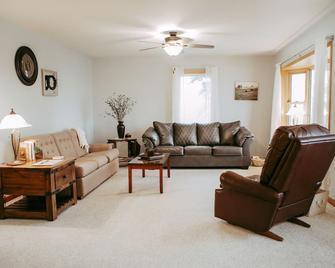 Experience Starbuck charm in our spacious 5-bedroom retreat - Starbuck - Living room