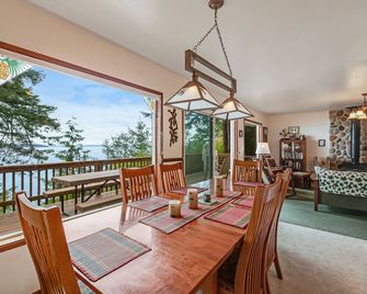 Waterfront cabin with hot tub, WiFi, deck, & wildlife views - dog-friendly - Eastsound - Dining room
