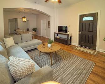 Charming 2-bedroom house with WiFi and AC in amazing San Antonio - San Antonio - Living room