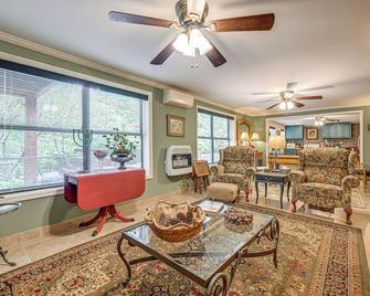Chateau on Compass Creek Quiet Hayesville Escape - Hayesville - Sala de estar