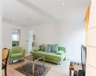 Bright, sunny roof terrace apartment - München - Wohnzimmer