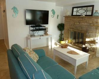 Oceanside 3 Bedroom, 1 Bath Duplex - A Short Walk To The Beach! - Beach Haven - Huiskamer