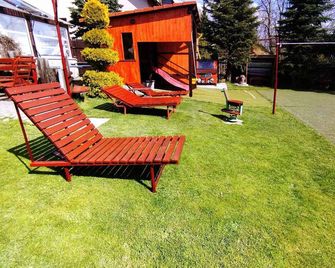 Holiday home with swimming pool, trampoline, mini golf, and tennis court - Skrdlovice - Patio