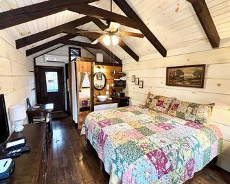 Tiny Home Cottage Near the Smokies #5 Fleur - Sevierville - Bedroom