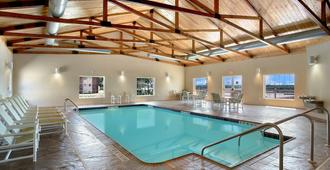 Microtel Inn & Suites by Wyndham Quincy - Quincy - Piscina