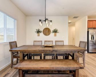 Farm-House Roseville Hotel Style Home! - Roseville - Dining room