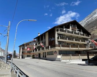 Hotel Mountime - Taesch - Building
