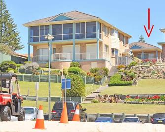 Toowoon Beach View 3br Villa 4 just steps to beach - The Entrance - Building