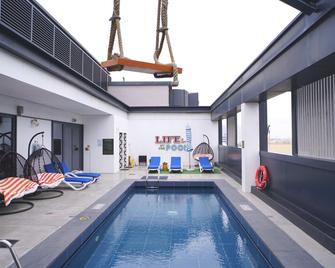 Hampton by Hilton Dubai Al Seef - Dubai - Pool