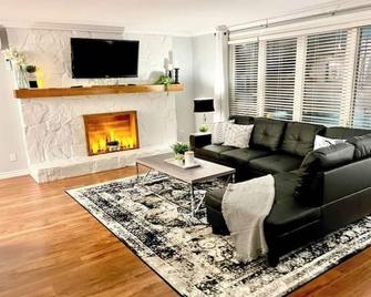 East End Stay - St. John's - Living room