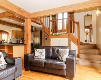 DOVECOTE, pet friendly, with hot tub in St Margaret's At Cliffe - Dover - Wohnzimmer