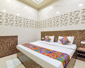 Fabhotel Maa Gayatri Sadan - Nr Pram Mandir Shree Banke Bihari Temple - Vrindavan - Schlafzimmer