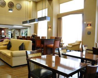 Hampton Inn & Suites Red Bluff - Red Bluff - Lounge