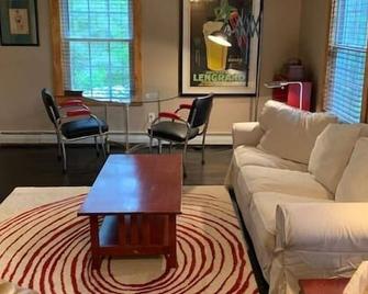 NW Catskills, Private, Fully eq. kitchen 3 1/2 Bedrooms, Sleeps 7.\nZen focus - Jefferson - Sala de estar