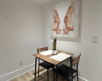 Spacious Bright 9ft Ceiling With Private - Milton - Jídelna