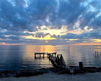 Maggie · Maggie At The Beach - Waterfront Retro Retreat - Port Lavaca