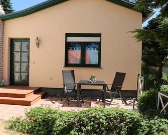 Apartment Bodden - Water View - Apartments Polchow - directly on the water - Glowe - Innenhof
