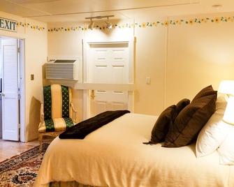 Charming Town Cottage in the Heart of Wine Country - Calistoga - Bedroom