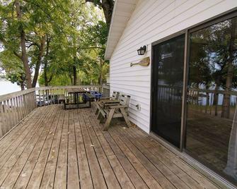Paradise, a 3BR lakefront cabin near the beach at Riverside Resort - Richmond