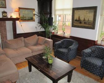 Katwijk aan Zee, holiday home for 14 people, a stone's throw from the beach. - Katwijk - Wohnzimmer