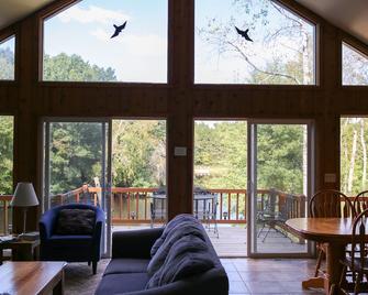 Lakeside Haven Home On Birch Lake, Sleeps Up To 12 People. - Tomah - Living room