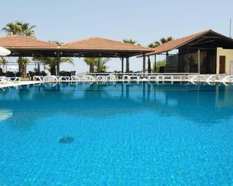 Club Akman Beach Hotel - Camyuva - Piscina