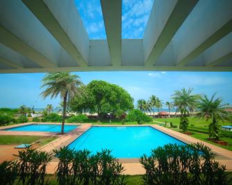 St.James Court Beach Resort - 蓬蒂切里 - 游泳池