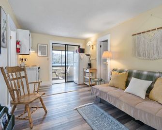 Waterfront 2 bedroom at squam (Suite 11) - Holderness - Wohnzimmer